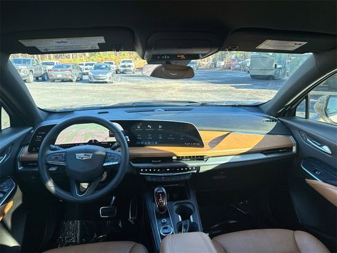 Used 2025 Cadillac XT4 Sport image 29