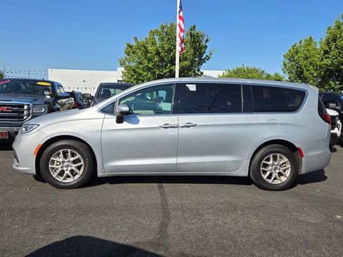 Used 2023 Chrysler Pacifica Touring-L FWD image 7