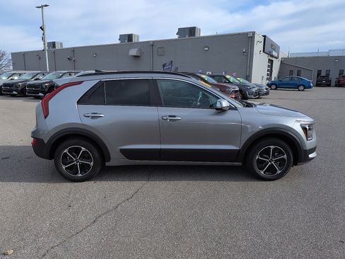 Used 2025 Kia Niro EX image 2