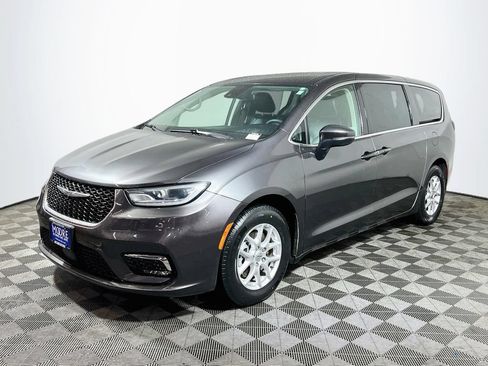 Used 2023 Chrysler Pacifica Touring-L FWD image 3