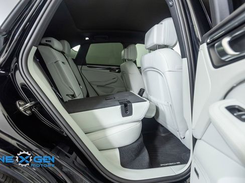 Used 2024 Porsche Macan AWD/4WD image 41