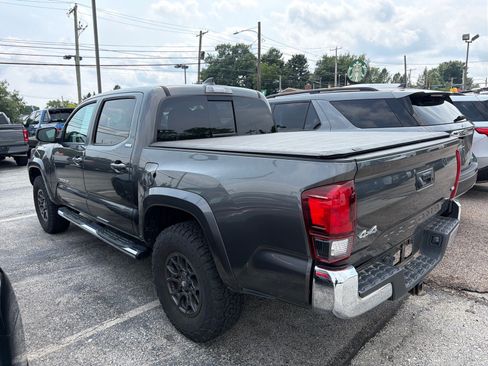 Used 2018 Toyota Tacoma SR5 AWD/4WD image 9