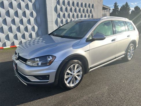 Used 2017 Volkswagen Golf Alltrack SE image 2