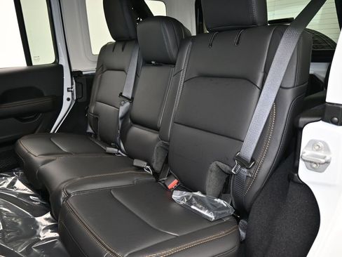 Used 2025 Jeep Wrangler Sahara AWD/4WD image 28