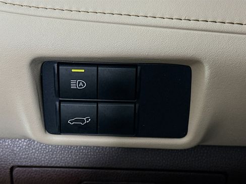 Used 2021 Toyota Highlander XLE image 16