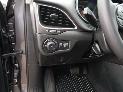Used 2022 Jeep Cherokee Trailhawk w/ Sun, Sound & Nav Group AWD/4WD image 17