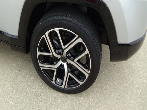 Certified 2025 Jeep Compass Limited w/ Elite Group AWD/4WD image 8