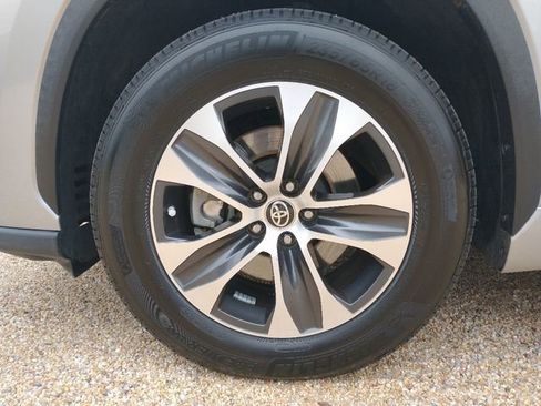 Used 2020 Toyota Highlander XLE image 30