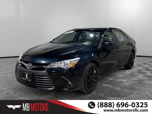 Used 2015 Toyota Camry LE image 9