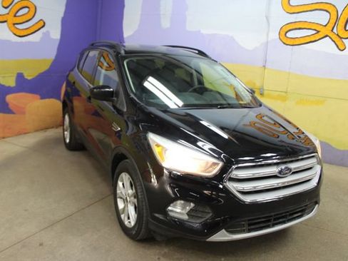 Used 2018 Ford Escape SE w/ SE SYNC Package FWD image 2