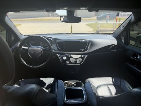 Used 2018 Chrysler Pacifica Touring-L Plus FWD image 10