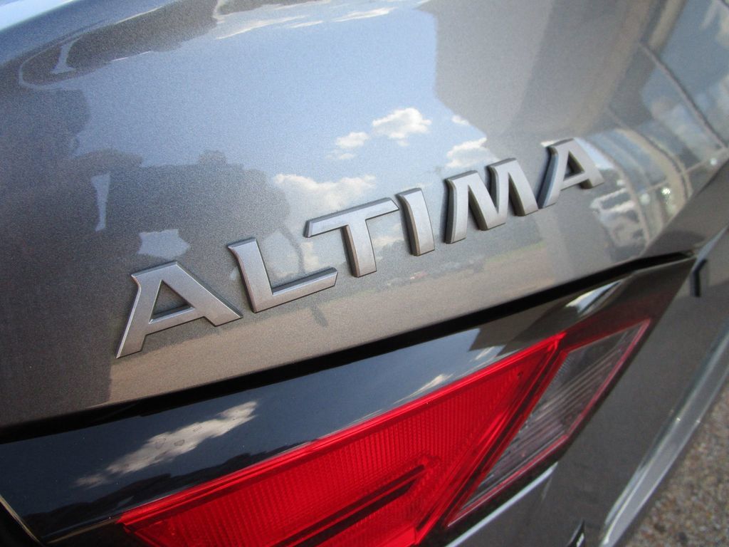 Used 2025 Nissan Altima 2.5 SV FWD image 12