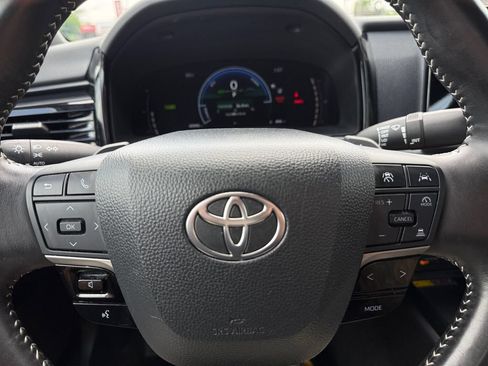 Used 2025 Toyota Camry SE FWD image 32