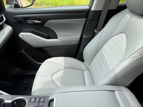 Used 2024 Toyota Highlander XLE AWD/4WD image 16