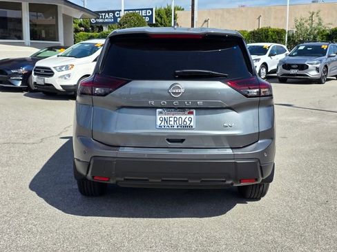 Used 2024 Nissan Rogue SV image 5