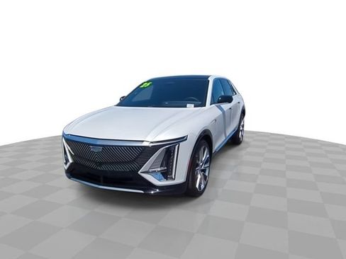 Used 2025 Cadillac Lyriq Luxury w/ LPO, Floor Liner Package AWD/4WD image 4