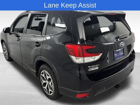 Used 2021 Subaru Forester Premium AWD/4WD image 5