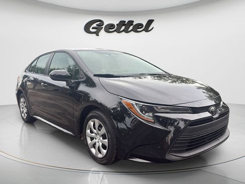 Used 2023 Toyota Corolla LE FWD image 3