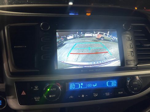 Used 2017 Toyota Highlander SE image 31