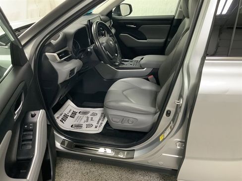 Used 2022 Toyota Highlander XLE image 15