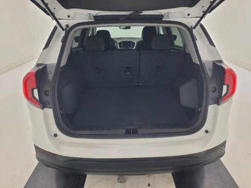 Used 2024 GMC Terrain SLE w/ Driver Convenience Package image 29