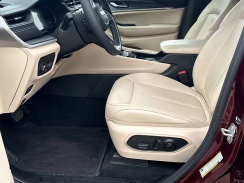 Used 2024 Jeep Grand Cherokee Limited image 9