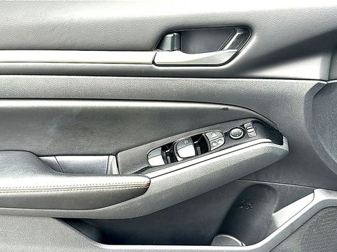 Used 2024 Nissan Altima 2.5 SR FWD image 16