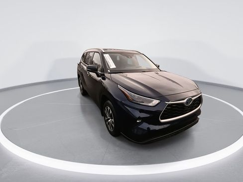 Used 2022 Toyota Highlander XLE image 2