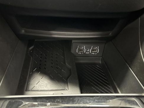 Used 2025 Chrysler Pacifica Limited image 24