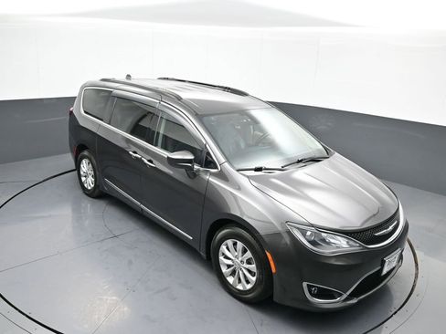 Used 2017 Chrysler Pacifica Touring-L image 36