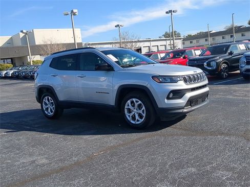 Used 2024 Jeep Compass Latitude image 3
