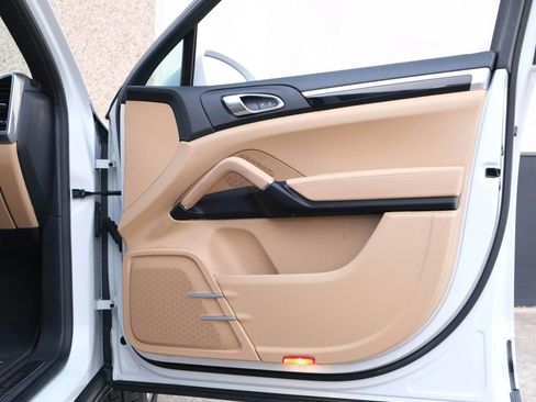 Used 2016 Porsche Cayenne image 32