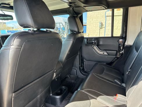 Used 2018 Jeep Wrangler Unlimited Sahara image 35