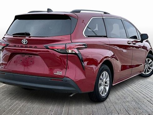 Used 2022 Toyota Sienna XLE image 9