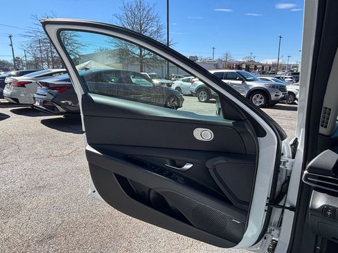 Used 2025 Hyundai Elantra Limited image 18