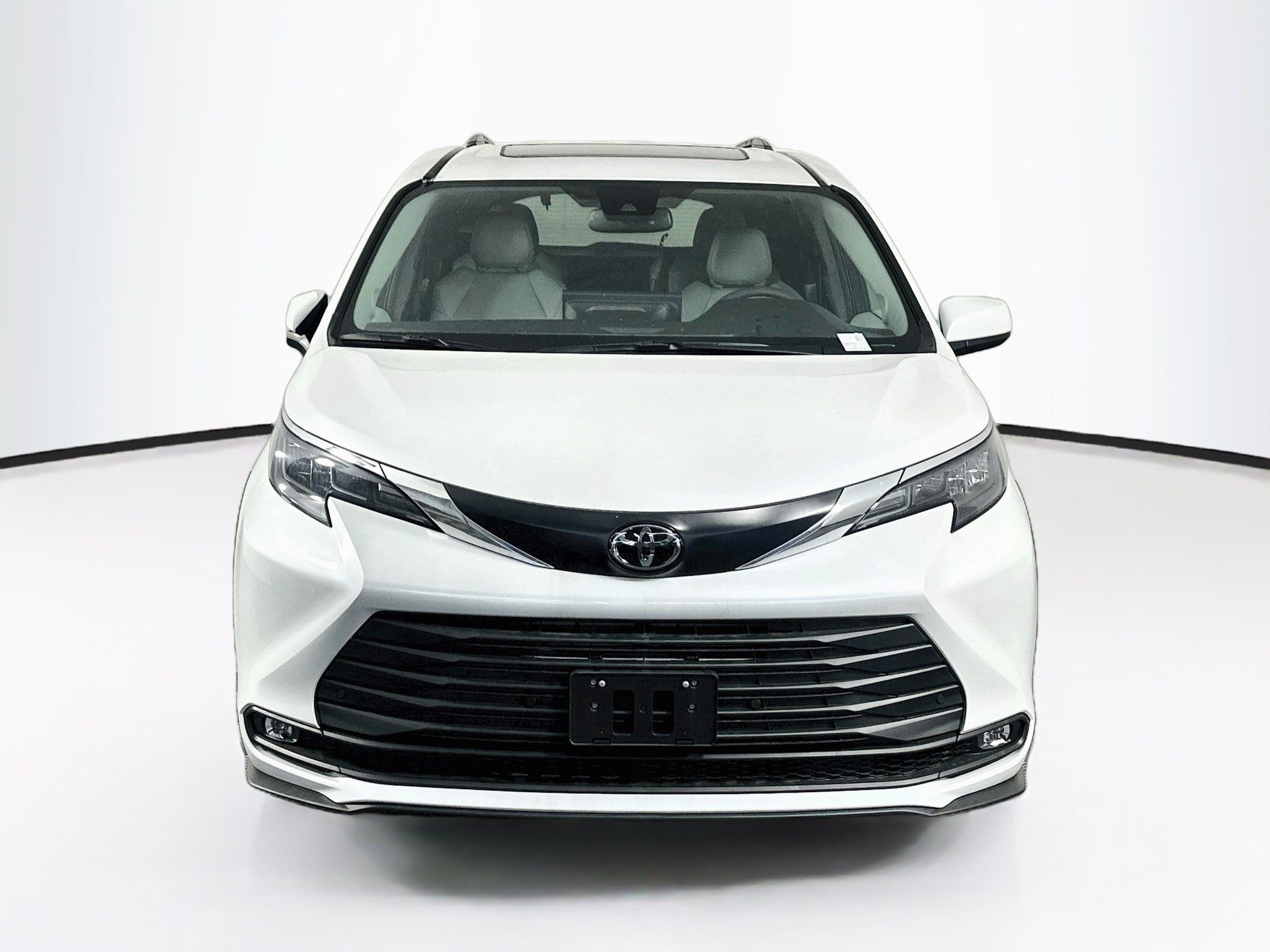 Used 2026 Toyota Sienna XLE FWD image 2