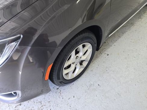 Used 2020 Chrysler Pacifica Limited image 9