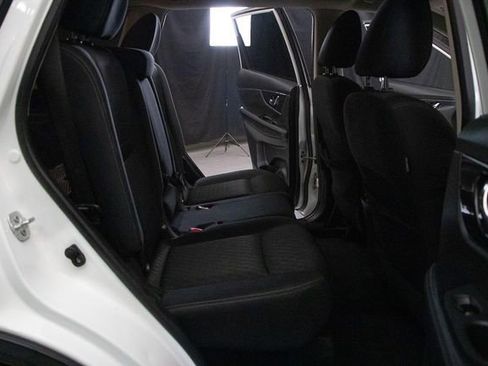 Used 2018 Nissan Rogue SV image 18