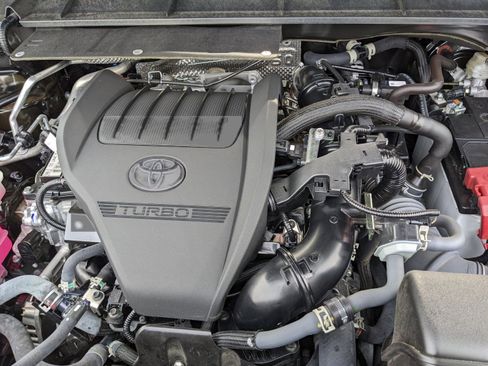 Used 2024 Toyota Highlander LE image 35