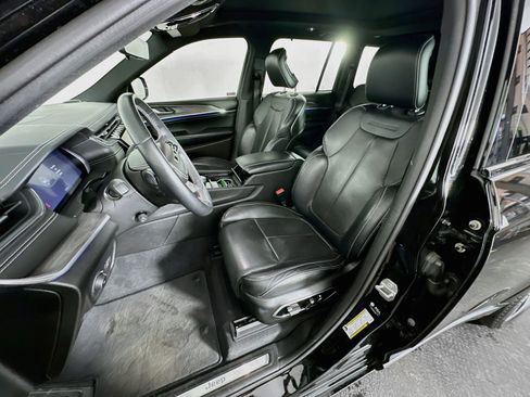 Used 2022 Jeep Grand Cherokee Overland w/ Luxury Tech Group IV RWD image 13