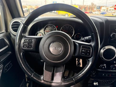 Used 2018 Jeep Wrangler Unlimited Rubicon w/ Connectivity Group image 14