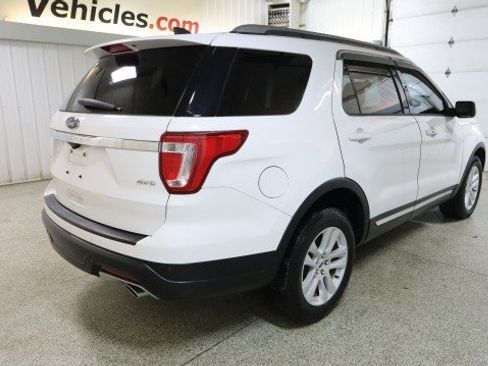 Used 2018 Ford Explorer XLT image 6