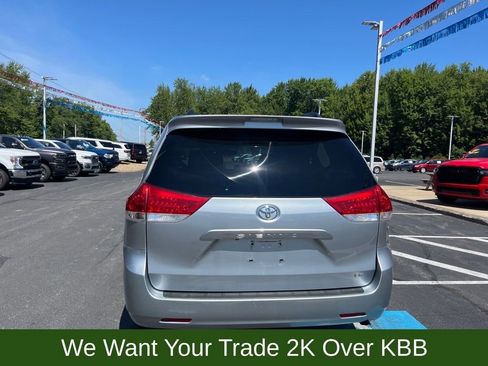 Used 2014 Toyota Sienna LE image 3