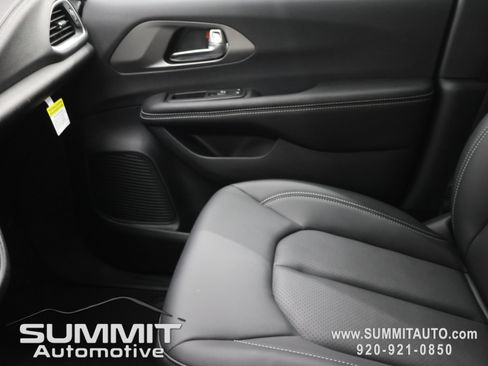 New 2027 Chrysler Pacifica Select AWD/4WD image 14