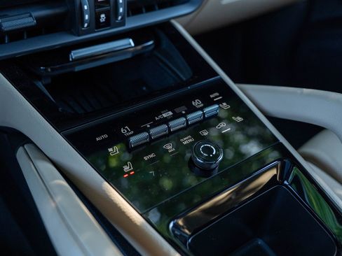 Certified 2025 Porsche Cayenne E-Hybrid w/ Premium Package Plus image 29