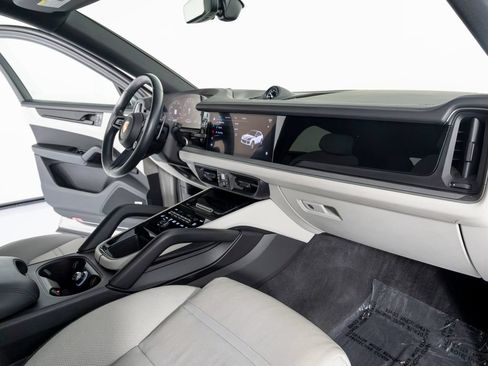 Certified 2024 Porsche Cayenne Coupe AWD/4WD image 34