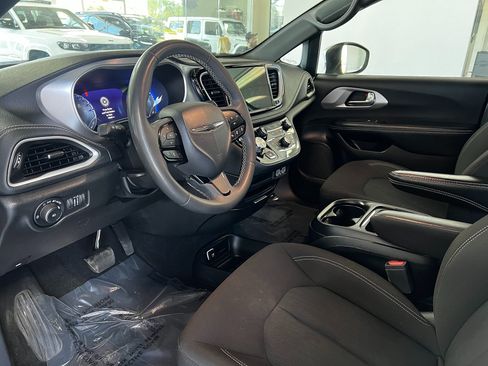Used 2023 Chrysler Pacifica Touring FWD image 11