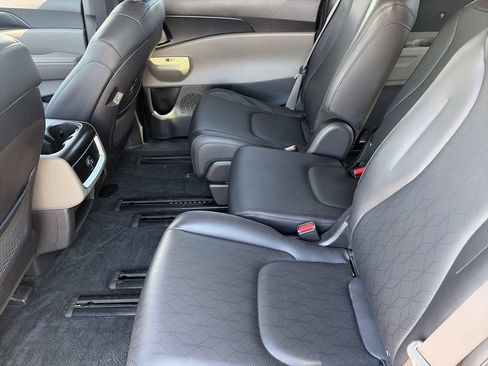 Certified 2025 Kia Carnival FWD image 16