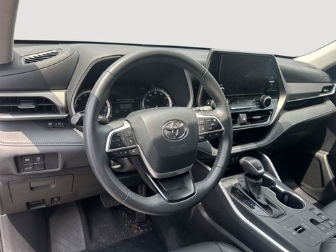 Used 2025 Toyota Highlander XLE FWD image 10