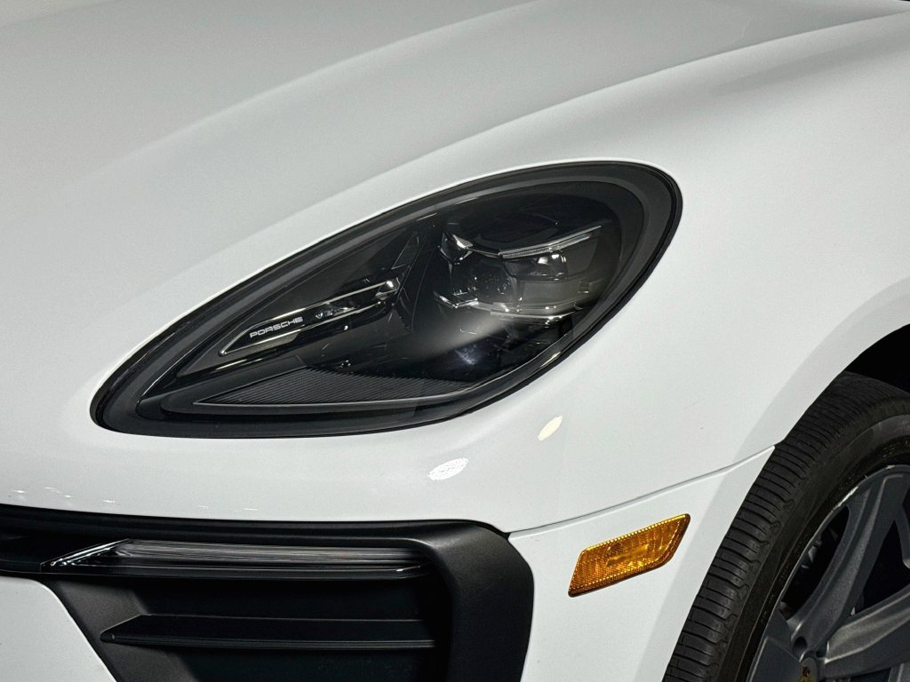 Certified 2023 Porsche Macan AWD/4WD image 26
